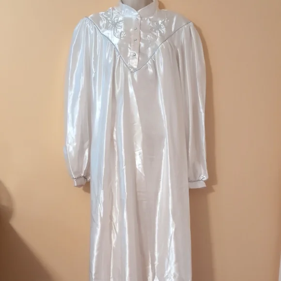 Elegant White Satin Nightgown - Picture 1 of 11